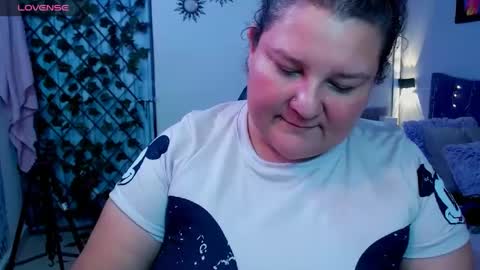 Snapshot of curvyema chatting on December 17, 6:53 pm EMA online show from December 17, 6:53 pm