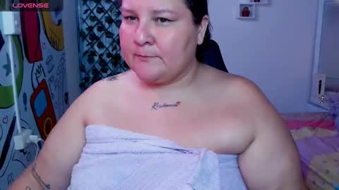 Snapshot of curvyema chatting on December 31, 3:23 am EMA online show from December 31, 3:23 am