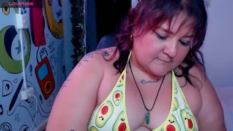 Snapshot of curvyema chatting on January 19, 1:00 am EMA online show from January 19, 1:00 am