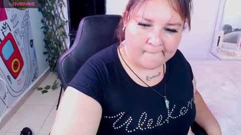 Snapshot of curvyema chatting on January 25, 6:46 pm EMA online show from January 25, 6:46 pm