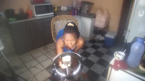 Snapshot of curvypear76x chatting on October 24, 5:48 am curvypear76x online show from October 24, 5:48 am