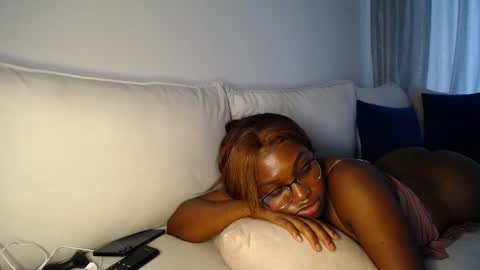 Snapshot of cute_ass18 chatting on April 18, 10:41 am Liya online show from April 18, 10:41 am