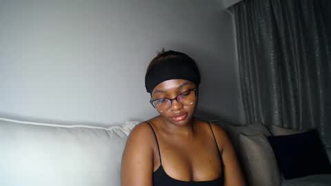 Snapshot of cute_ass18 chatting on April 20, 5:59 pm Liya online show from April 20, 5:59 pm