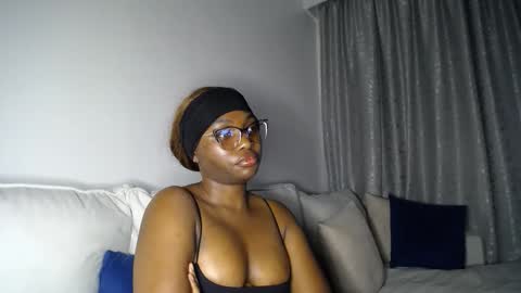 Snapshot of cute_ass18 chatting on April 21, 1:42 am Liya online show from April 21, 1:42 am