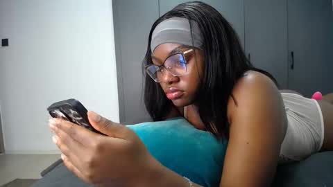 Snapshot of cute_ass18 chatting on April 30, 7:04 am Liya online show from April 30, 7:04 am