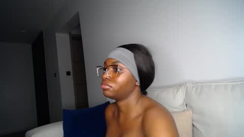 Snapshot of cute_ass18 chatting on April 30, 7:09 pm Liya online show from April 30, 7:09 pm