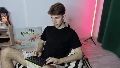 Snapshot of cute_brian chatting on October 28, 12:30 pm Im Brian online show from October 28, 12:30 pm