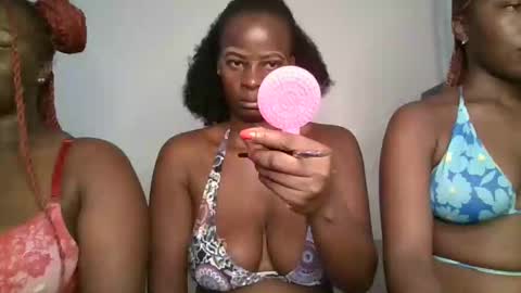 Snapshot of cute_daniellah chatting on February 18, 7:09 pm Danillah online show from February 18, 7:09 pm