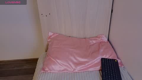 Snapshot of cute_emmma chatting on December 15, 1:48 pm Emma online show from December 15, 1:48 pm