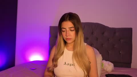 Snapshot of cute_emmma chatting on March 31, 7:03 pm Emma online show from March 31, 7:03 pm