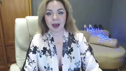 cute_phoenix online show from June 19, 7:17 pm