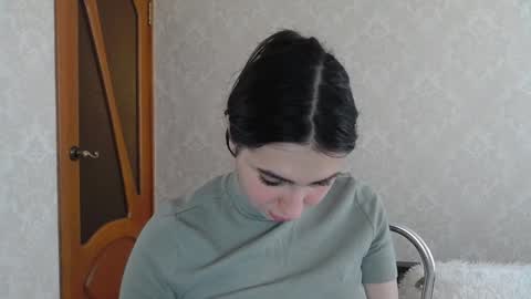 cute_strawberry_ online show from February 8, 11:22 am