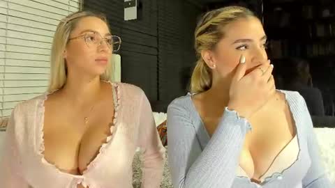 Snapshot of cuteanddesesperate chatting on June 25, 5:12 am WANNA SEE MORE OF TWINS online show from June 25, 5:12 am