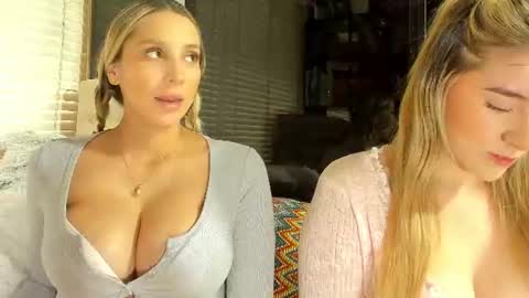 Snapshot of cuteanddesesperate chatting on July 2, 6:03 pm WANNA SEE MORE OF TWINS online show from July 2, 6:03 pm