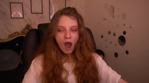 Snapshot of cuteefoxy chatting on June 5, 12:44 pm Foxy online show from June 5, 12:44 pm