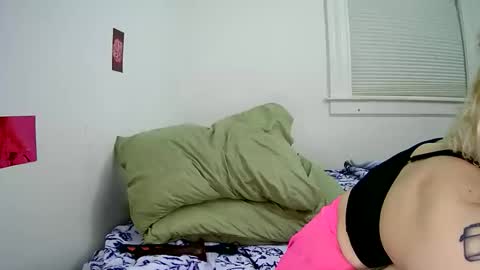 Snapshot of cutefemme chatting on February 15, 6:54 am Bella online show from February 15, 6:54 am