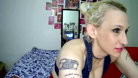 Snapshot of cutefemme chatting on March 25, 4:51 am Bella online show from March 25, 4:51 am