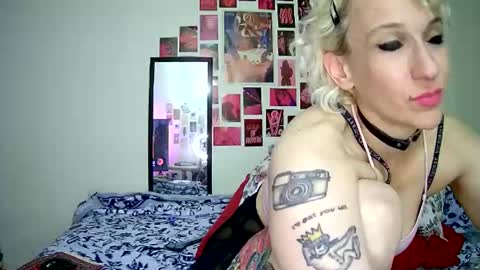 Snapshot of cutefemme chatting on April 7, 4:46 am Bella online show from April 7, 4:46 am