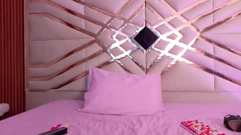 cutepetitee online show from November 12, 5:35 pm