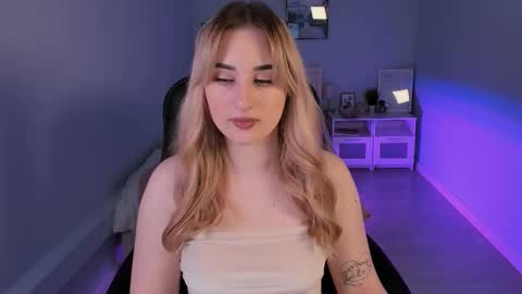 Snapshot of cutie_louise chatting on December 4, 12:30 am Your Louise follow me online show from December 4, 12:30 am