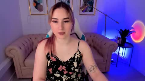 Snapshot of cutie_louise chatting on December 14, 12:22 am Your Louise follow me online show from December 14, 12:22 am