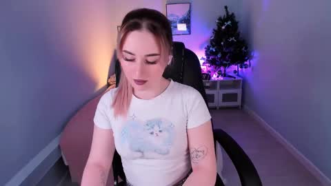 Snapshot of cutie_louise chatting on December 17, 9:05 pm Your Louise follow me online show from December 17, 9:05 pm