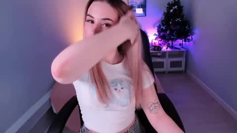 Snapshot of cutie_louise chatting on December 18, 3:47 am Your Louise follow me online show from December 18, 3:47 am