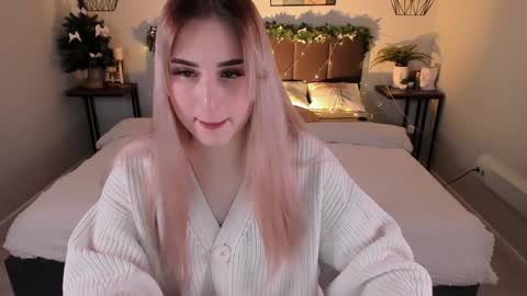 Snapshot of cutie_louise chatting on January 8, 8:50 pm Your Louise follow me online show from January 8, 8:50 pm