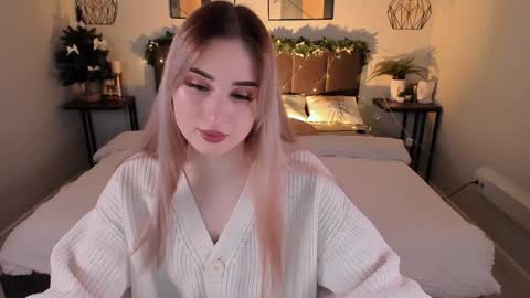 Snapshot of cutie_louise chatting on January 9, 12:46 am Your Louise follow me online show from January 9, 12:46 am