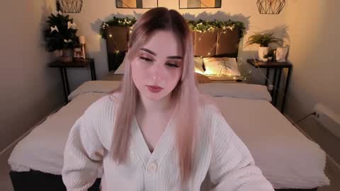 Snapshot of cutie_louise chatting on January 9, 3:47 am Your Louise follow me online show from January 9, 3:47 am