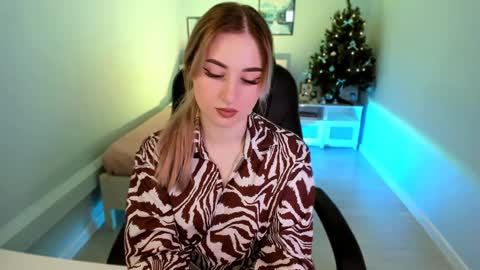 Snapshot of cutie_louise chatting on January 9, 9:05 pm Your Louise follow me online show from January 9, 9:05 pm