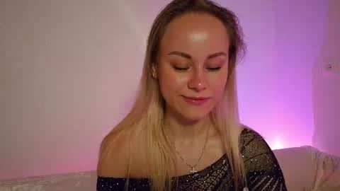 cutie_xoxo_ online show from June 18, 8:13 pm