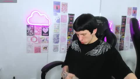 cutiekai_ online show from April 7, 8:31 pm