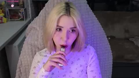 Snapshot of cybersmiling chatting on November 20, 12:33 am Jane online show from November 20, 12:33 am