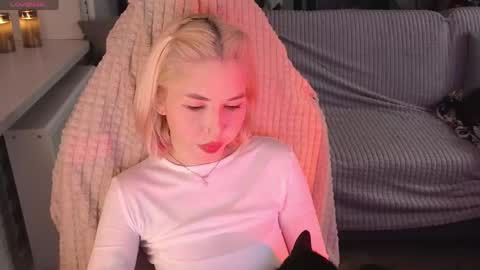 Snapshot of cybersmiling chatting on April 16, 12:33 am Jane online show from April 16, 12:33 am