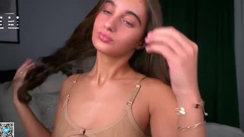 Snapshot of czamabech chatting on November 25, 1:05 am Isabella online show from November 25, 1:05 am