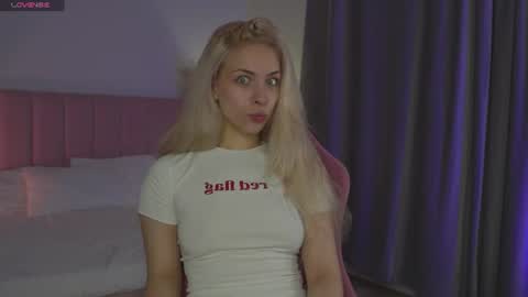 Snapshot of d0ll_eyes_ chatting on June 12, 7:40 am Julie online show from June 12, 7:40 am