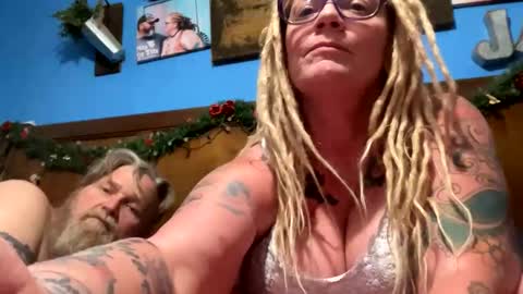 Daazy and Duke online show from May 8, 4:18 am