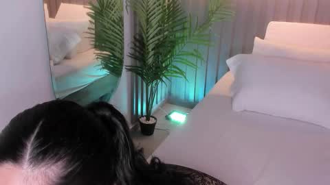 dahianthompson1_ online show from March 25, 8:48 pm