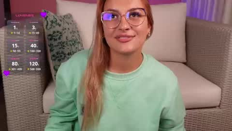 Snapshot of dailyn__1 chatting on December 17, 7:42 pm Dailyn online show from December 17, 7:42 pm