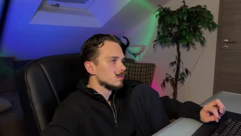 Snapshot of daimon_hall chatting on April 3, 10:41 pm Daimon online show from April 3, 10:41 pm