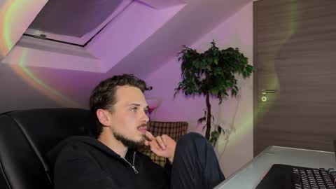 Snapshot of daimon_hall chatting on April 11, 6:34 pm Daimon online show from April 11, 6:34 pm