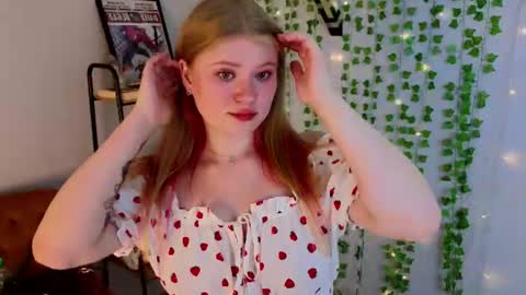 Snapshot of daisy_santos chatting on July 2, 12:22 pm Mary online show from July 2, 12:22 pm