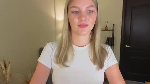 Snapshot of daisy_ward chatting on October 18, 7:20 am Alice online show from October 18, 7:20 am