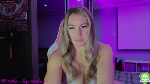 Snapshot of daisydeliciousxx chatting on October 13, 8:03 am DaisyDeliciousxx online show from October 13, 8:03 am