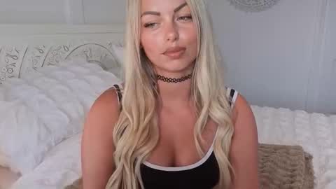 Snapshot of daisydreams_cumtrue chatting on June 3, 9:45 am Daisy Dreams online show from June 3, 9:45 am