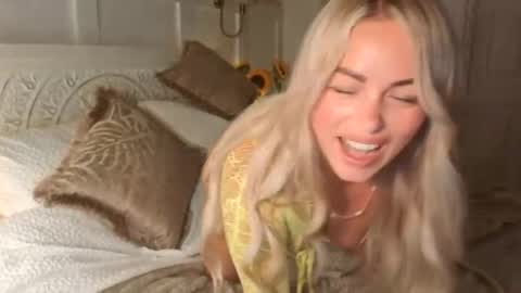 Snapshot of daisydreams_cumtrue chatting on August 2, 9:57 pm Daisy Dreams online show from August 2, 9:57 pm