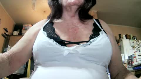 Snapshot of daisymae54 chatting on August 3, 6:01 am daisy mae online show from August 3, 6:01 am