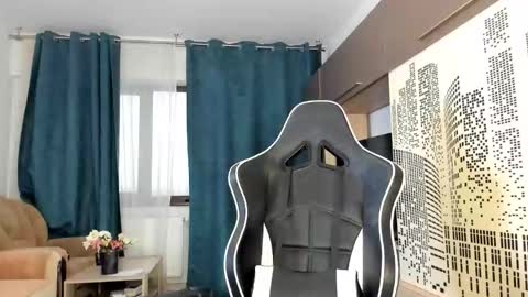 Snapshot of daisysland chatting on December 1, 11:59 am Beatrice online show from December 1, 11:59 am