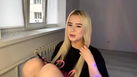 Snapshot of daisyweipert chatting on June 14, 4:20 pm Angelina online show from June 14, 4:20 pm